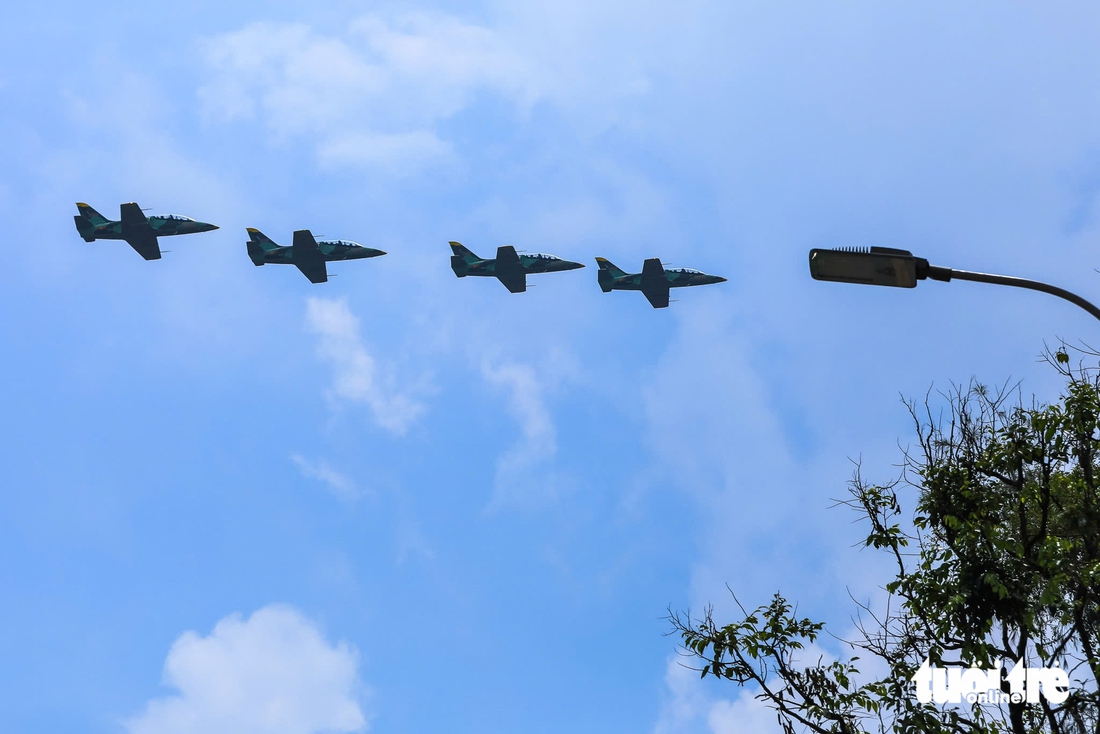 Tiêm kích Su30-MK2 ‘xé gió’ diễn tập bay qua quảng trường Ba Đình - Ảnh 11.
