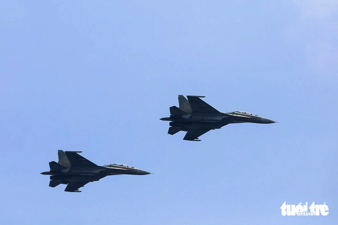Tiêm kích Su30-MK2 ‘xé gió’ diễn tập bay qua quảng trường Ba Đình - Ảnh 12.