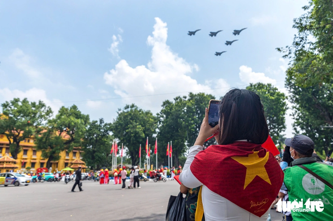 Tiêm kích Su30-MK2 ‘xé gió’ diễn tập bay qua quảng trường Ba Đình - Ảnh 13.
