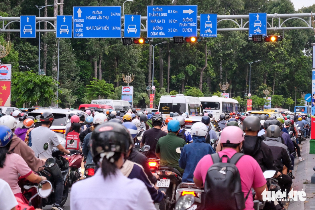 Ùn tắc trên đường Bạch Đằng và khu vực sân bay Tân Sơn Nhất - Ảnh 6.