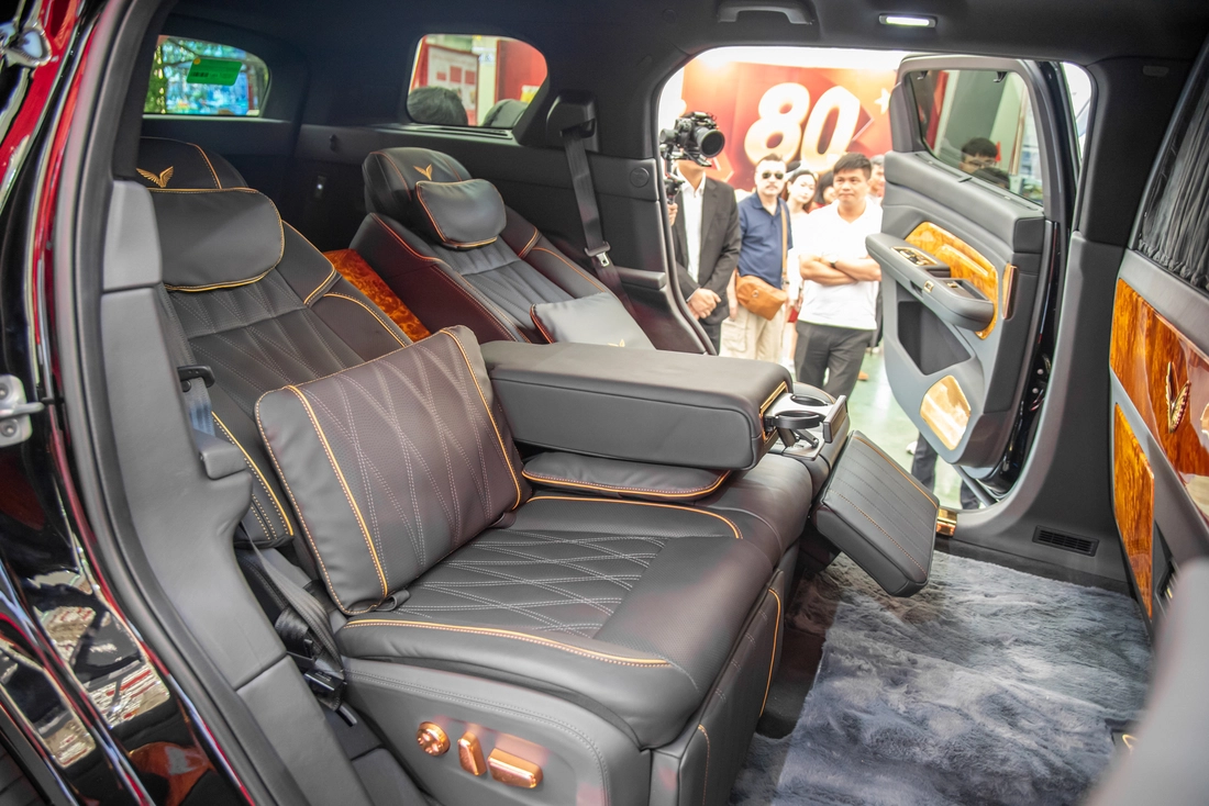 Cận cảnh Lạc Hồng 900 LX đời thực: Nhiều chi tiết mạ vàng, rộng hơn Cadillac Escalade, đi 550km/sạc - Ảnh 13.