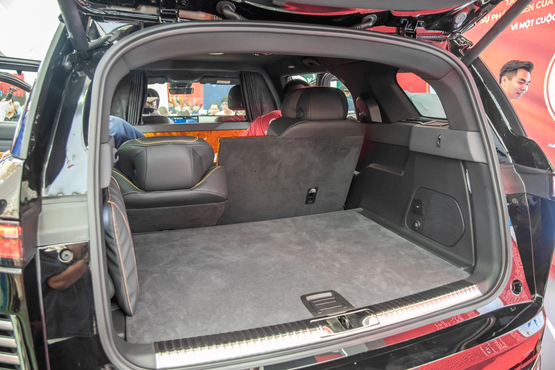Cận cảnh Lạc Hồng 900 LX đời thực: Nhiều chi tiết mạ vàng, rộng hơn Cadillac Escalade, đi 550km/sạc - Ảnh 19.