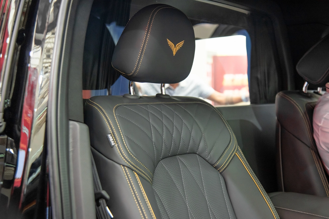 Cận cảnh Lạc Hồng 900 LX đời thực: Nhiều chi tiết mạ vàng, rộng hơn Cadillac Escalade, đi 550km/sạc - Ảnh 12.