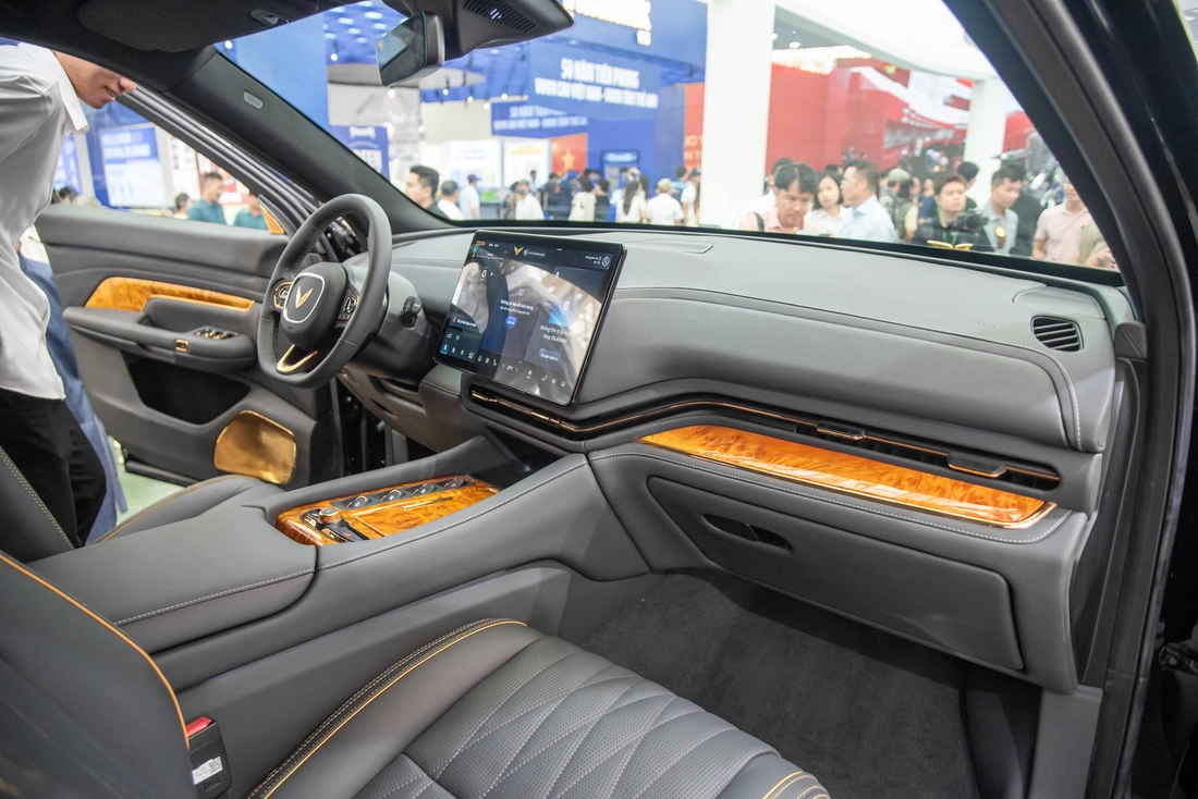 Cận cảnh Lạc Hồng 900 LX đời thực: Nhiều chi tiết mạ vàng, rộng hơn Cadillac Escalade, đi 550km/sạc - Ảnh 9.