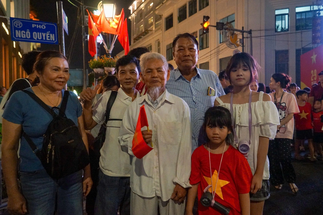 Dù mưa, hàng vạn người dân vẫn chờ đợi xem tổng duyệt diễu binh, diễu hành - Ảnh 4.