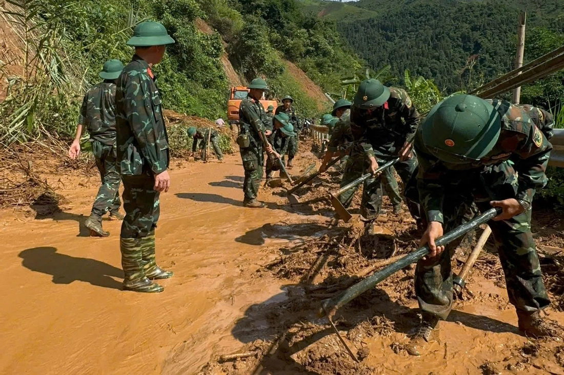Quân đội khẩn cấp cứu trợ, dựng nhà bạt dã chiến cho dân vùng lũ Điện Biên - Ảnh 2.