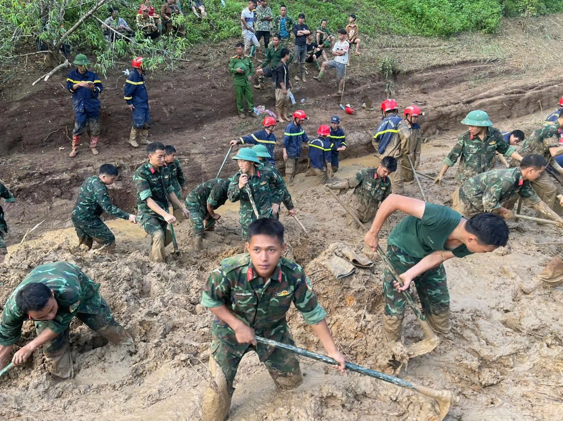 Quân đội khẩn cấp cứu trợ, dựng nhà bạt dã chiến cho dân vùng lũ Điện Biên - Ảnh 7.