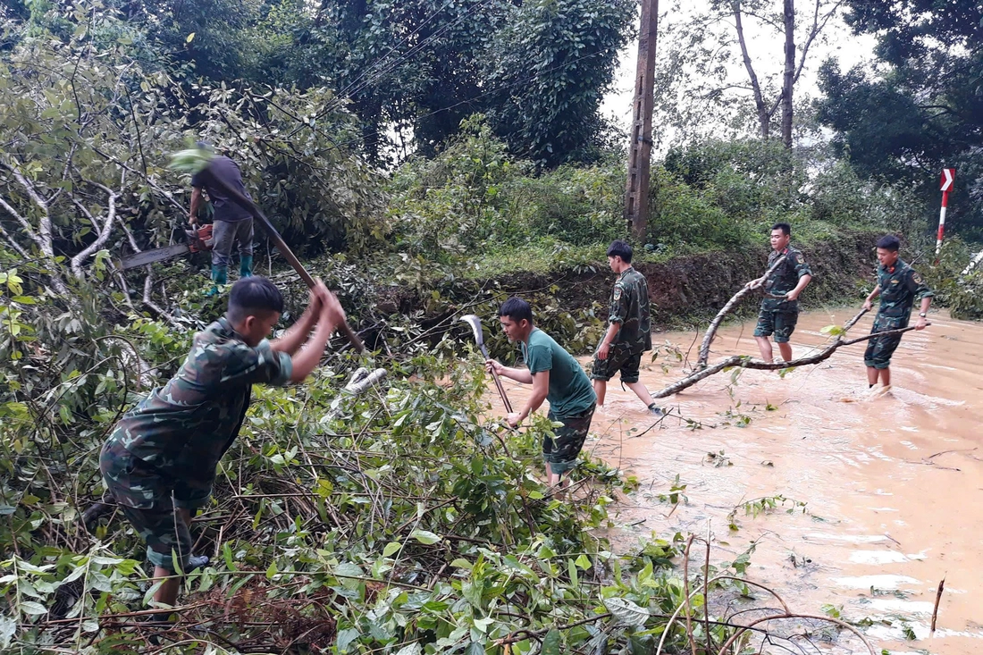 Quân đội khẩn cấp cứu trợ, dựng nhà bạt dã chiến cho dân vùng lũ Điện Biên - Ảnh 8.