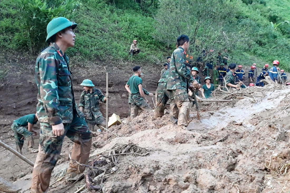 Quân đội khẩn cấp cứu trợ, dựng nhà bạt dã chiến cho dân vùng lũ Điện Biên - Ảnh 4.