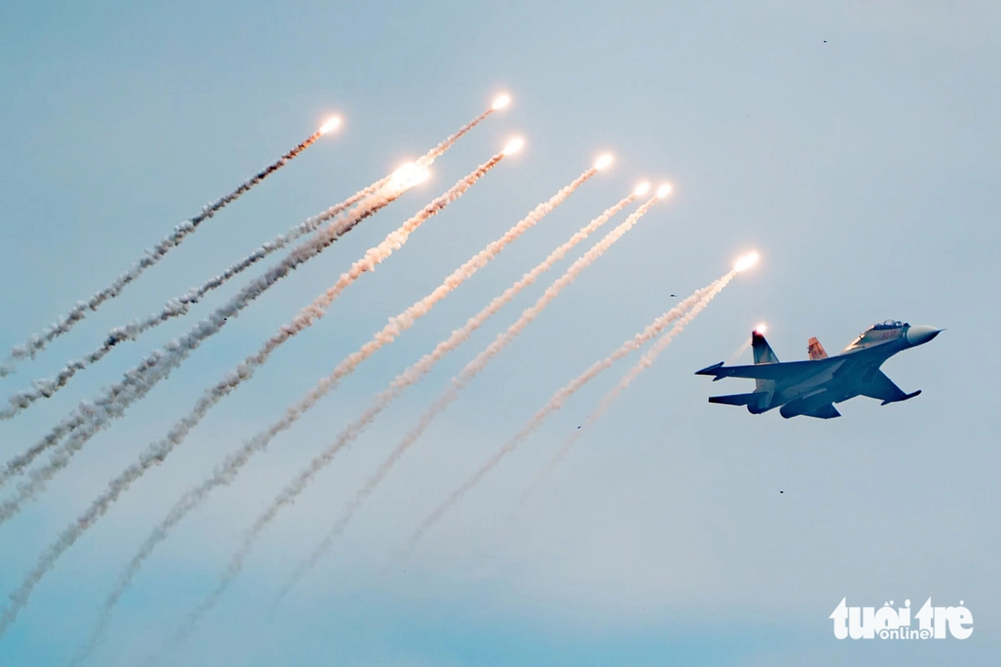 Tiêm kích Su 30-MK2 thả đạn nhiễu, trực thăng kéo cờ trên bầu trời thủ đô - Ảnh 1. tiêm kích - Ảnh 1.