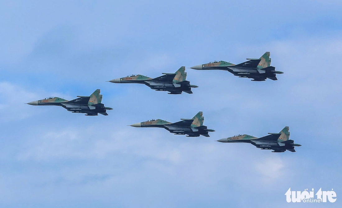 ‘Hổ mang chúa’ Su 30-MK2 thả đạn nhiễu, trực thăng kéo cờ trên bầu trời thủ đô - Ảnh 3. tiêm kích - Ảnh 4.