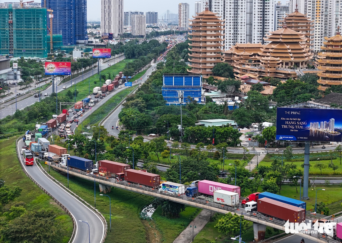 Cửa ngõ, bến xe TP.HCM ùn ùn xe cộ ngày đầu dịp lễ 2-9 - Ảnh 3.