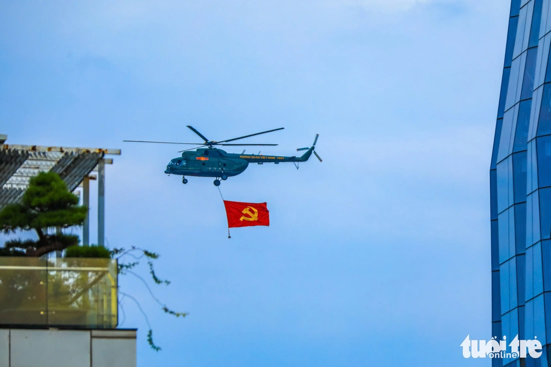 ‘Hổ mang chúa’ Su 30-MK2 thả đạn nhiễu, trực thăng kéo cờ trên bầu trời thủ đô - Ảnh 6. tiêm kích - Ảnh 3.