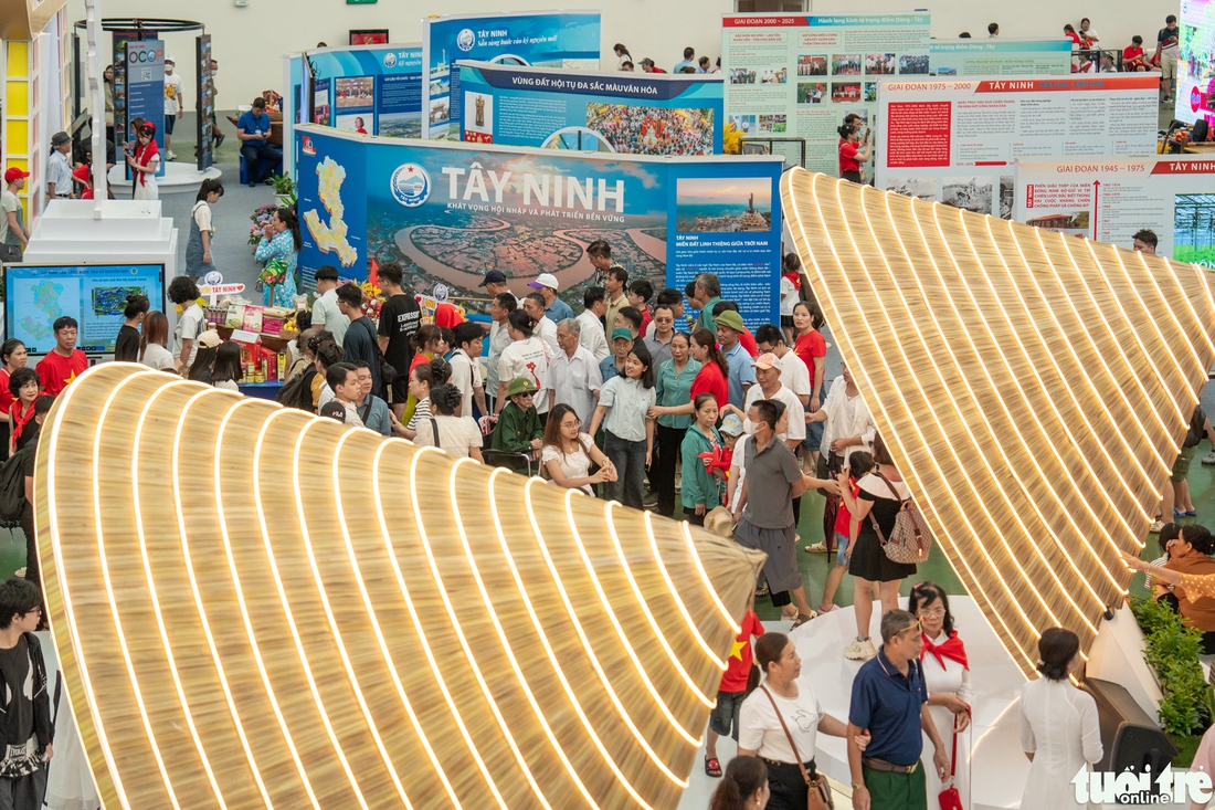 Biển người đổ về triển lãm thành tựu 80 năm - Ảnh 9.