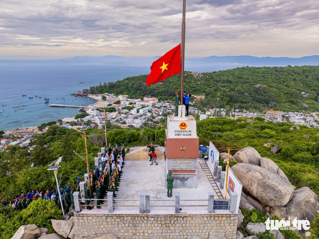 Thượng cờ Tổ quốc trên xã đảo chào kỷ niệm 80 năm Quốc khánh - Ảnh 1. Thượng cờ Tổ quốc trên xã đảo chào mừng kỷ niệm 80 năm Quốc khánh - Ảnh 1.