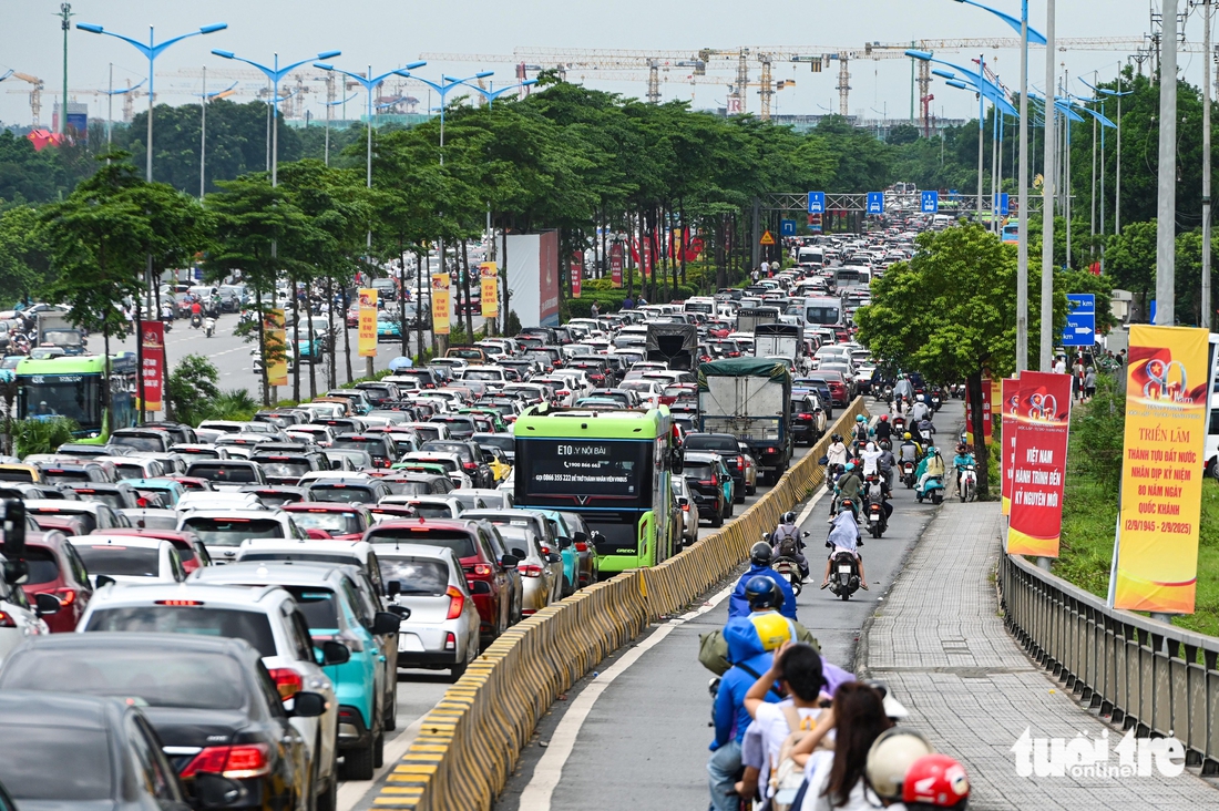 Đường tới trung tâm triển lãm quốc gia tắc hàng cây số, hàng vạn người nhích từng chút - Ảnh 4.