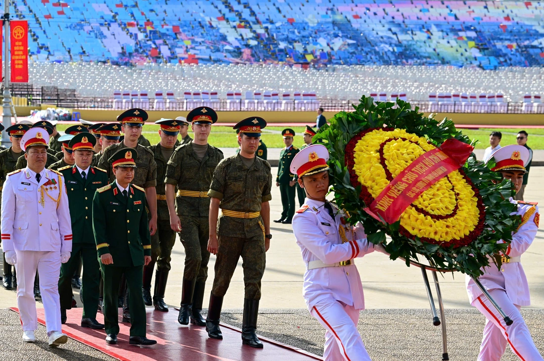 Quân nhân Nga, Lào, Campuchia vào lăng viếng Chủ tịch Hồ Chí Minh - Ảnh 1.