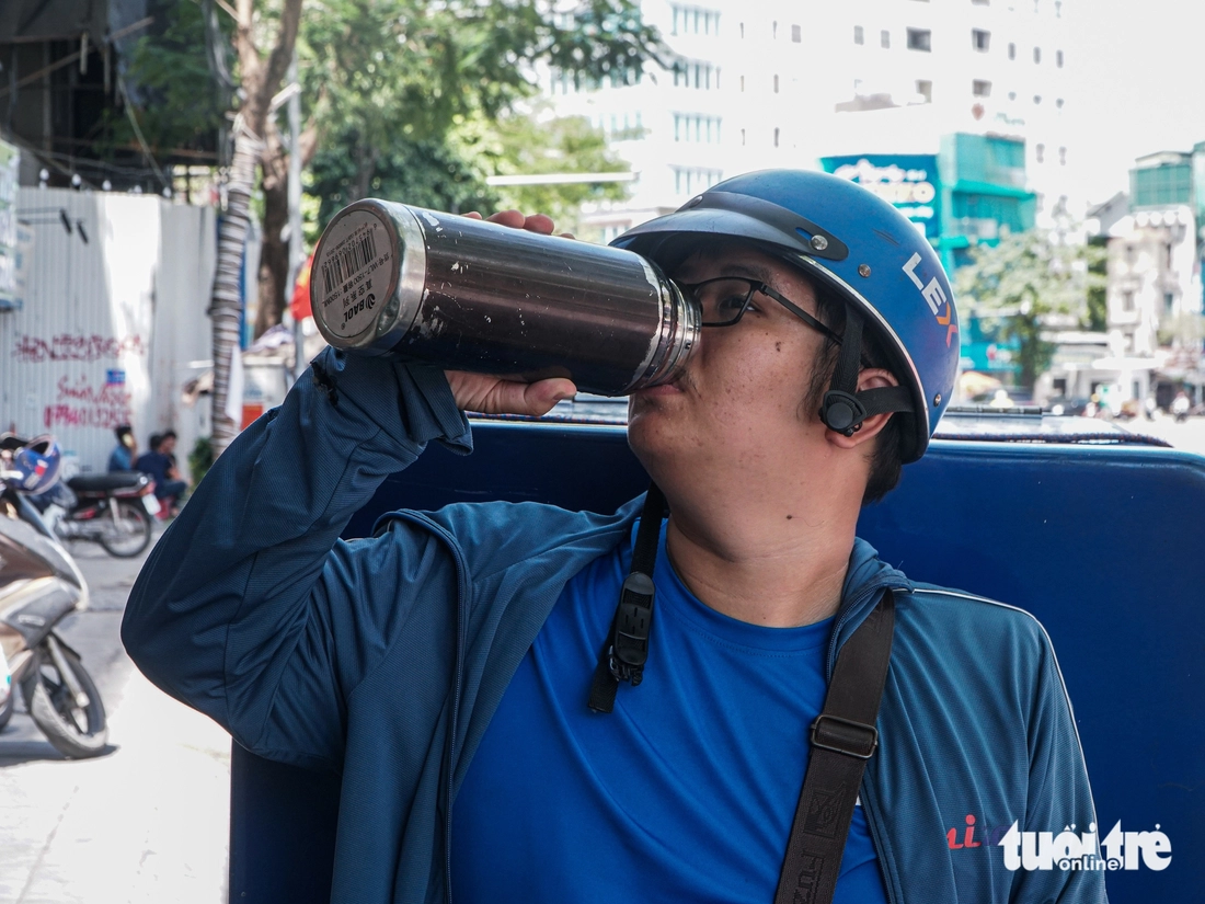 Công nhân miệt mài thi công dự án mở rộng quảng trường Ba Đình giữa nắng nóng 40 độ C - Ảnh 16.