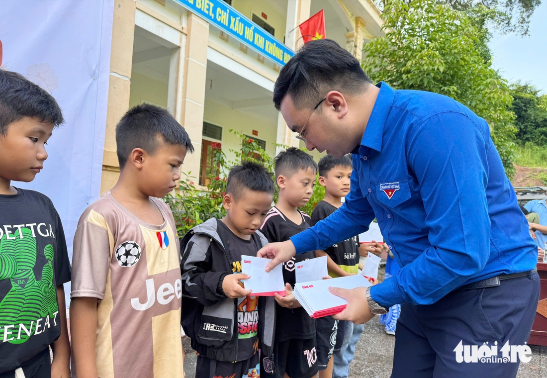 Ngăn dòng học sinh vùng lũ Nghệ An bỏ học - Ảnh 6.