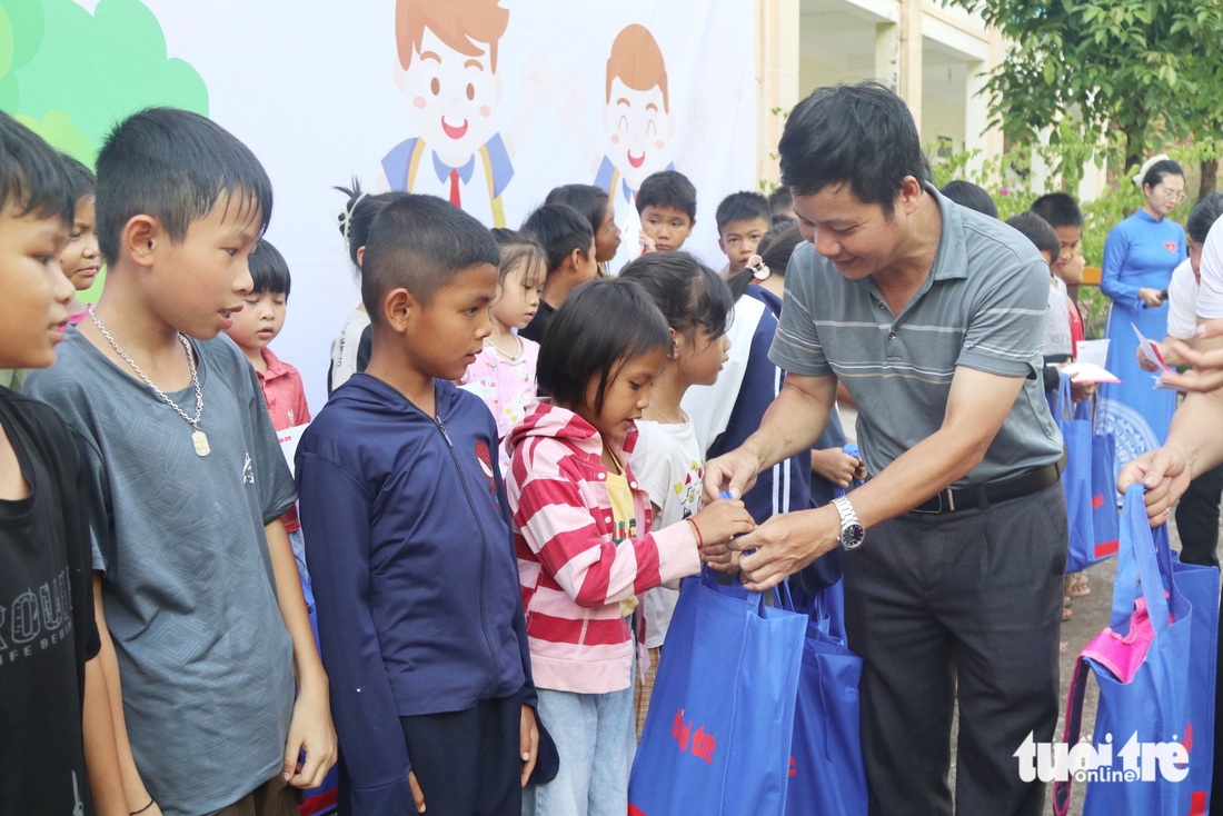Ngăn dòng học sinh vùng lũ Nghệ An bỏ học - Ảnh 7.