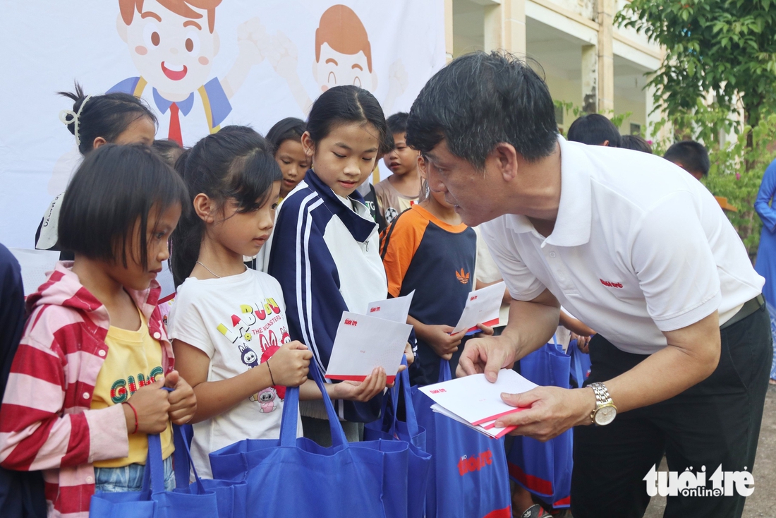 Ngăn dòng học sinh vùng lũ Nghệ An bỏ học - Ảnh 8.