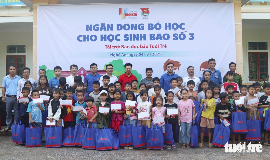 Ngăn dòng học sinh vùng lũ Nghệ An bỏ học - Ảnh 10.