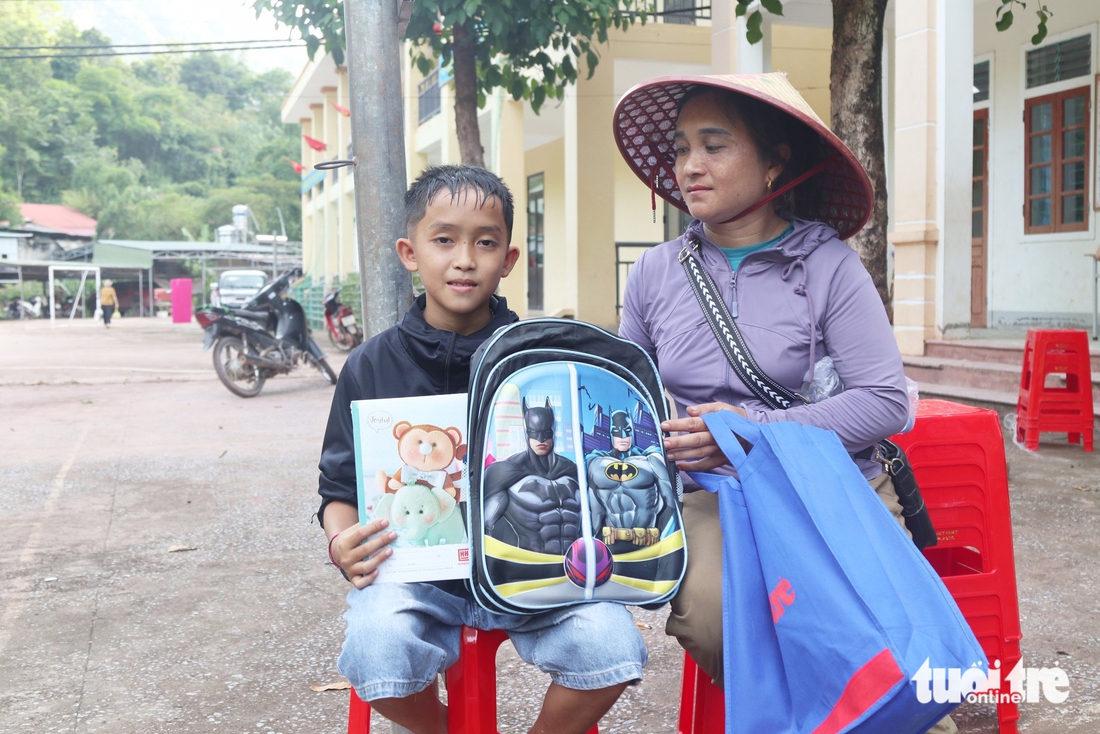 Ngăn dòng học sinh vùng lũ Nghệ An bỏ học - Ảnh 11.