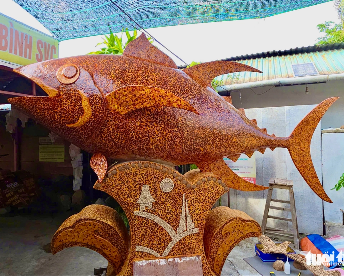 Cá ngừ đại dương 'khủng' làm từ gáo dừa- Ảnh 1. Cá ngừ đại dương 'khủng' làm từ gáo dừa - Ảnh 1.