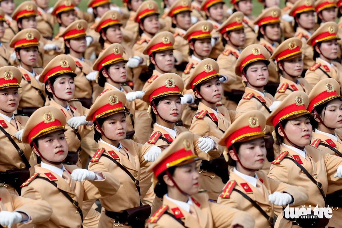 Những ‘bóng hồng thép’ rèn quân chuẩn bị diễu binh giữa tiết trời nóng đến 40 độ - Ảnh 9.