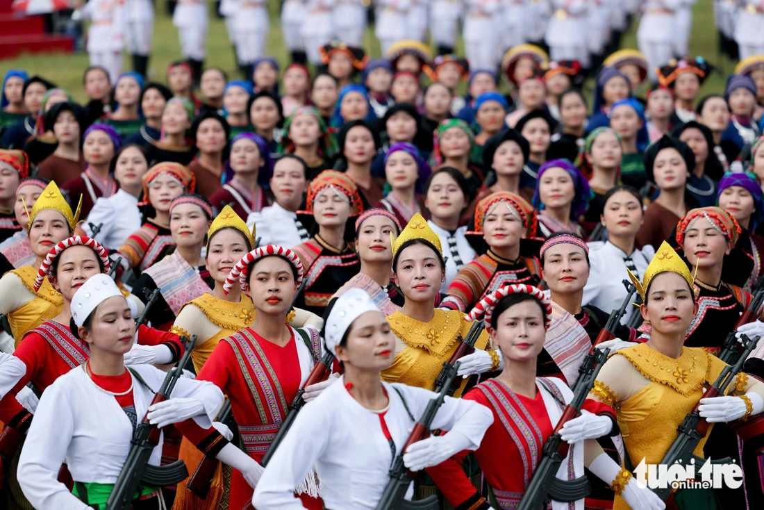 Những ‘bóng hồng thép’ rèn quân chuẩn bị diễu binh giữa tiết trời nóng đến 40 độ - Ảnh 12.