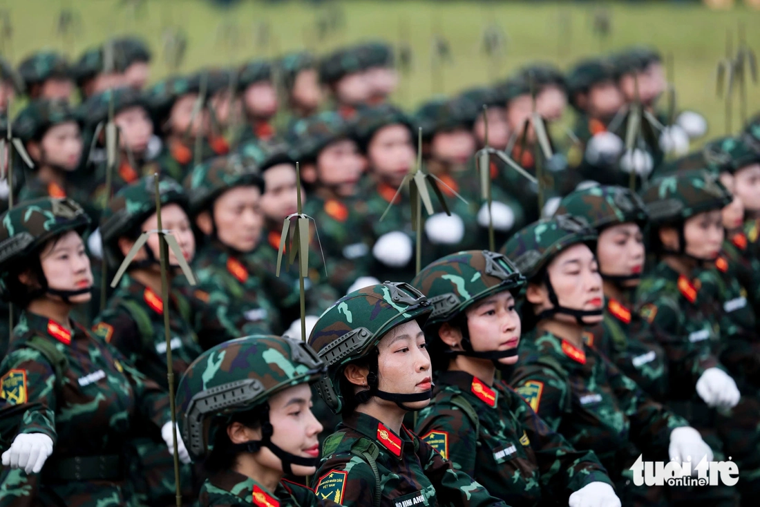 Những ‘bóng hồng thép’ rèn quân chuẩn bị diễu binh giữa tiết trời nóng đến 40 độ - Ảnh 13.