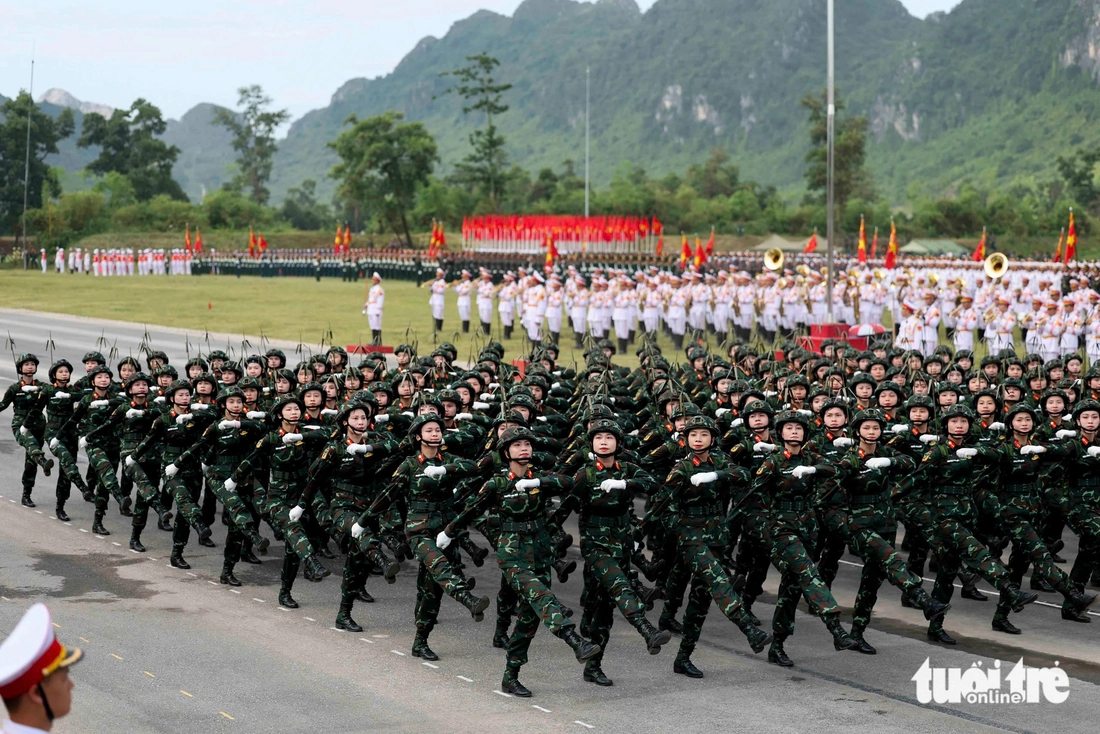 Những ‘bóng hồng thép’ rèn quân chuẩn bị diễu binh giữa tiết trời nóng đến 40 độ - Ảnh 14.
