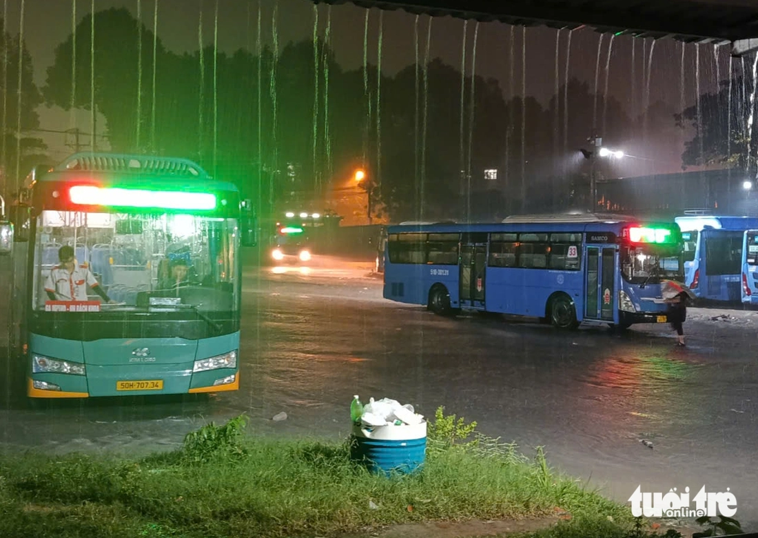 Sau một ngày nắng, TP.HCM sấm chớp sáng trời, mưa ngập nhiều nơi - Ảnh 6. mưa ngập - Ảnh 5.