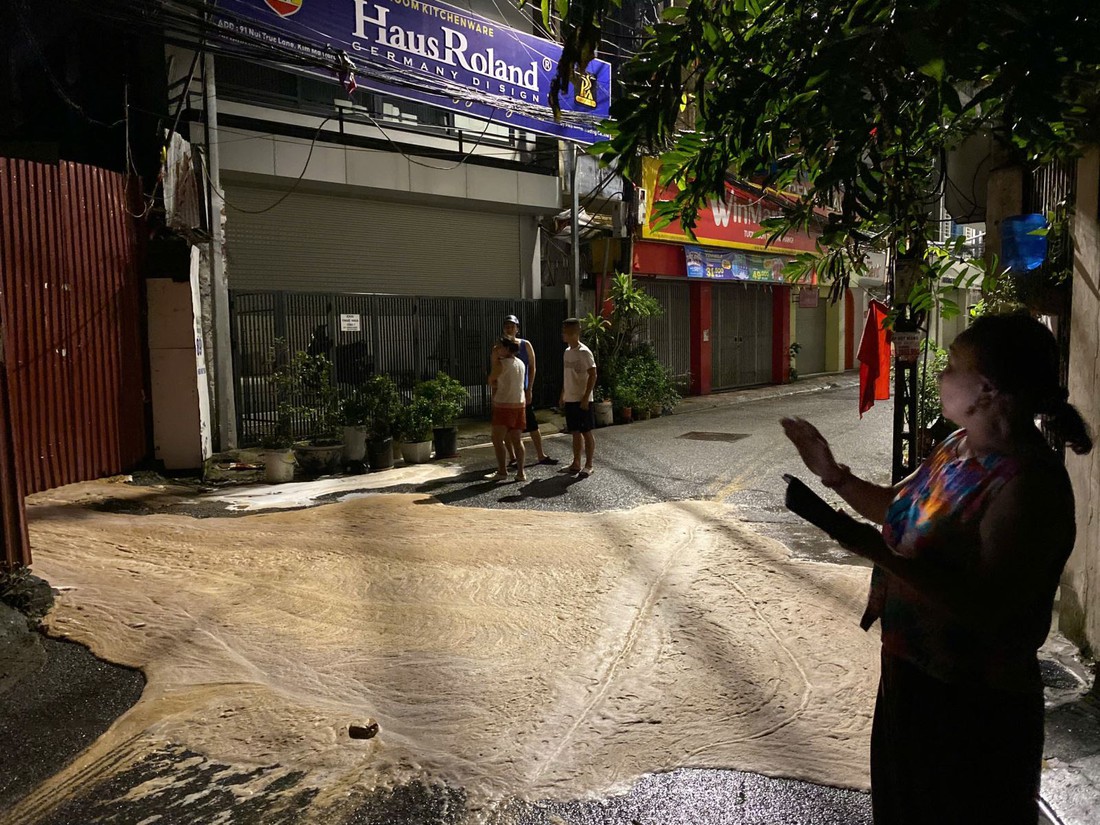 Sau cơn mưa lớn, bọt khí và bùn lại trào lên tại nơi đào hầm metro Nhổn - ga Hà Nội đi qua - Ảnh 3.