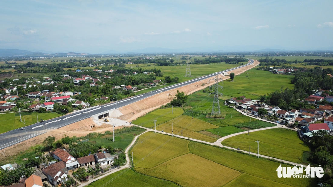 Đường cao tốc Hoài Nhơn - Quy Nhơn như dải lụa vắt qua ruộng đồng- Ảnh 1. cao tốc Hoài Nhơn - Quy Nhơn - Ảnh 1.