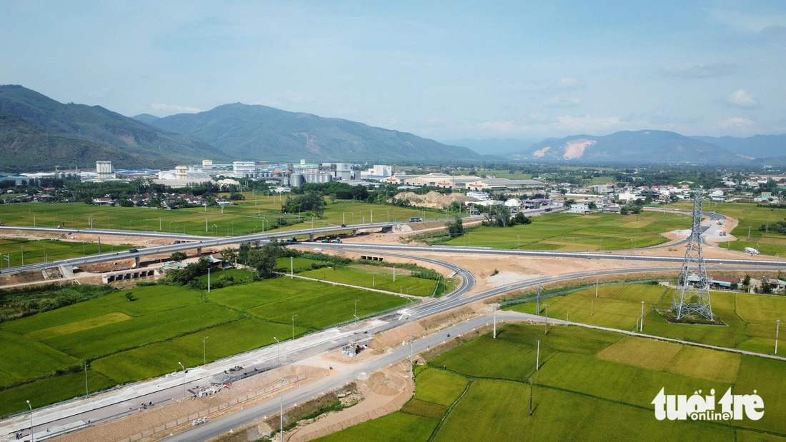 Đường cao tốc Hoài Nhơn - Quy Nhơn như dải lụa vắt qua ruộng đồng- Ảnh 2. cao tốc Hoài Nhơn - Quy Nhơn - Ảnh 2.