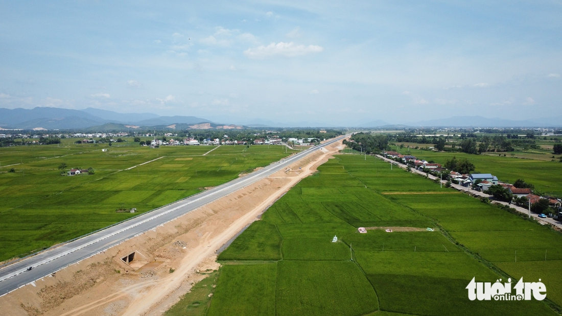 Đường cao tốc Hoài Nhơn - Quy Nhơn như dải lụa vắt qua ruộng đồng- Ảnh 6. cao tốc Hoài Nhơn - Quy Nhơn - Ảnh 6.