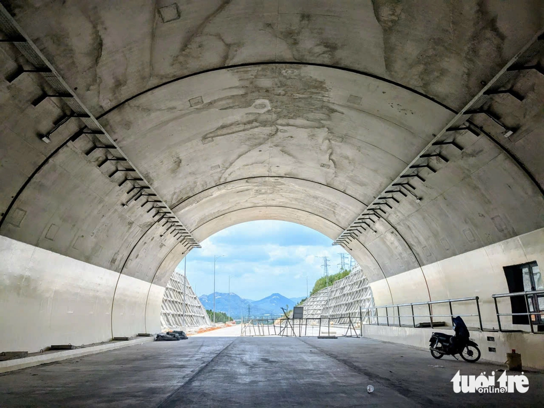 Đường cao tốc Hoài Nhơn - Quy Nhơn như dải lụa vắt qua ruộng đồng- Ảnh 13. Cận cảnh đường cao tốc Hoài Nhơn - Quy Nhơn sắp hoàn thành, có đúng tiến độ? - Ảnh 12.