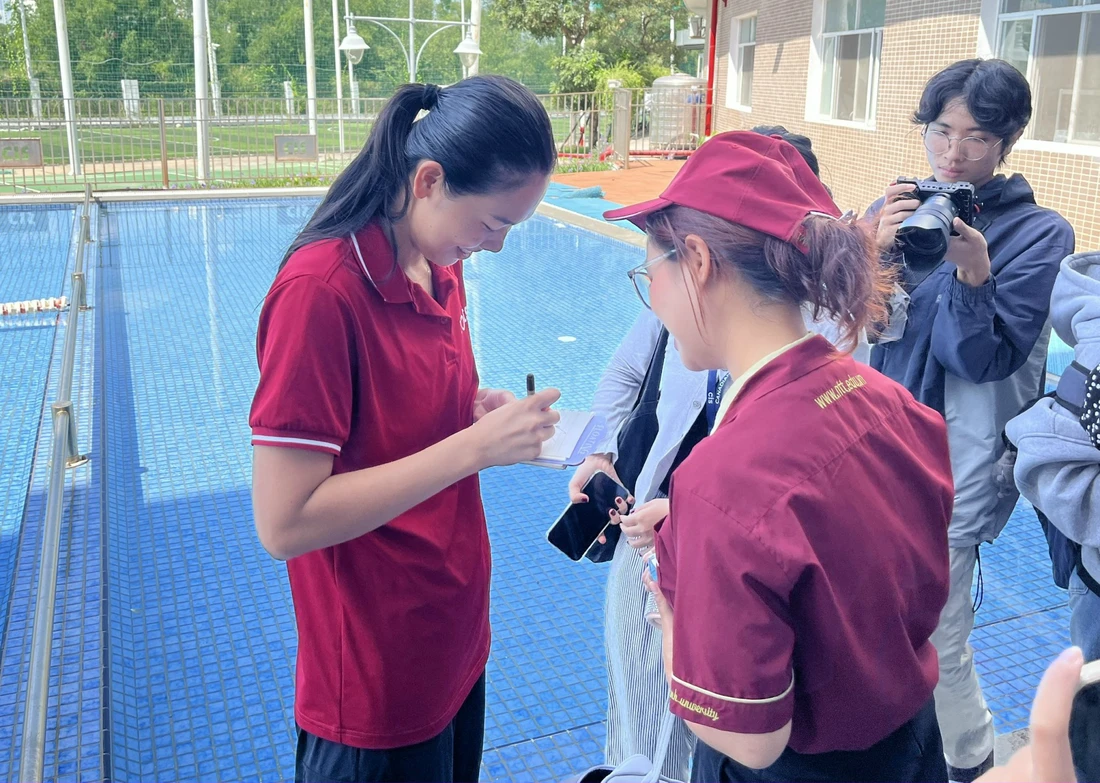 Sinh viên truyền thông thực hành phỏng vấn vận động viên bơi lội Ánh Viên- Ảnh 5. thực hành - Ảnh 6.