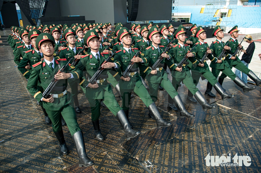 68 quân nhân Trường Sĩ quan Lục quân 1 tập luyện tái hiện duyệt binh tại Nga trên sân Mỹ Đình - Ảnh 5.
