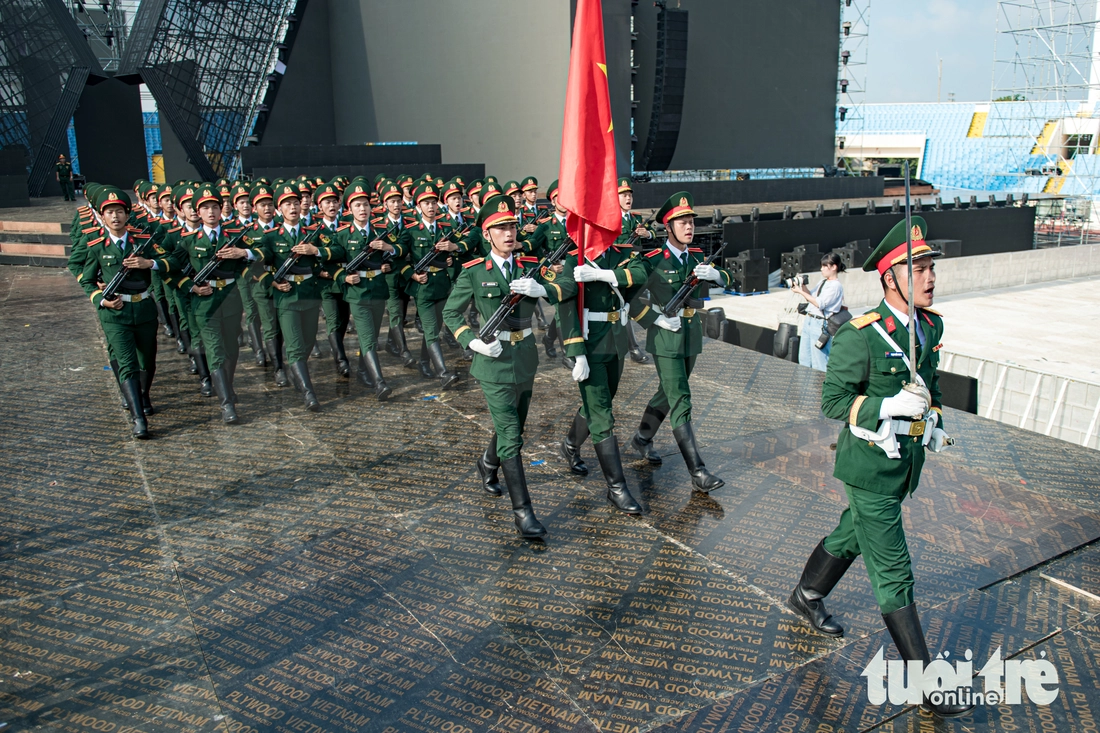 68 quân nhân Trường Sĩ quan Lục quân 1 tập luyện tái hiện duyệt binh tại Nga trên sân Mỹ Đình - Ảnh 4.