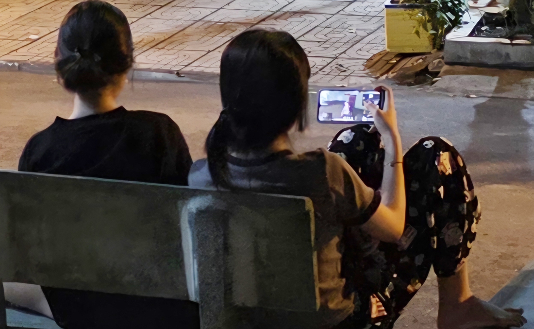Trẻ em nghiện điện thoại - Ảnh 1.