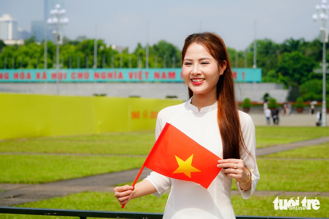 Vượt gần 700km ra thăm lăng Bác dịp kỷ niệm 80 năm Quốc khánh - Ảnh 2. quốc khánh - Ảnh 3.