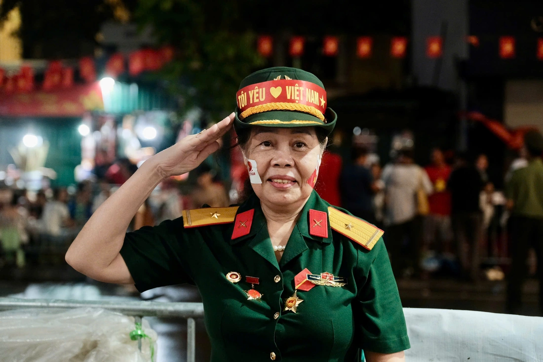 Nhiều tuyến đường trung tâm Hà Nội đã kín chỗ chờ xem diễu binh, diễu hành - Ảnh 17. Quốc khánh - Ảnh 17.