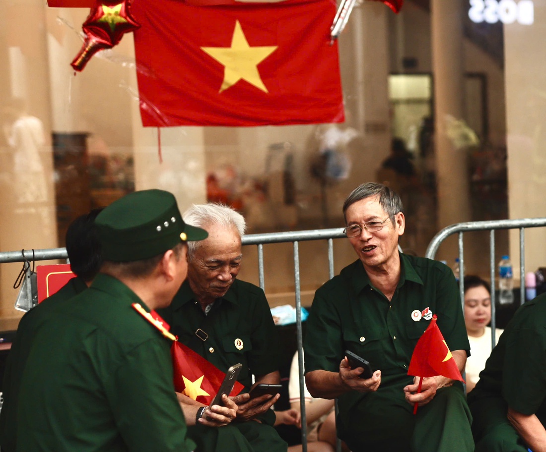 Nhiều tuyến đường trung tâm Hà Nội đã kín chỗ chờ xem diễu binh, diễu hành - Ảnh 21. Quốc khánh - Ảnh 40.