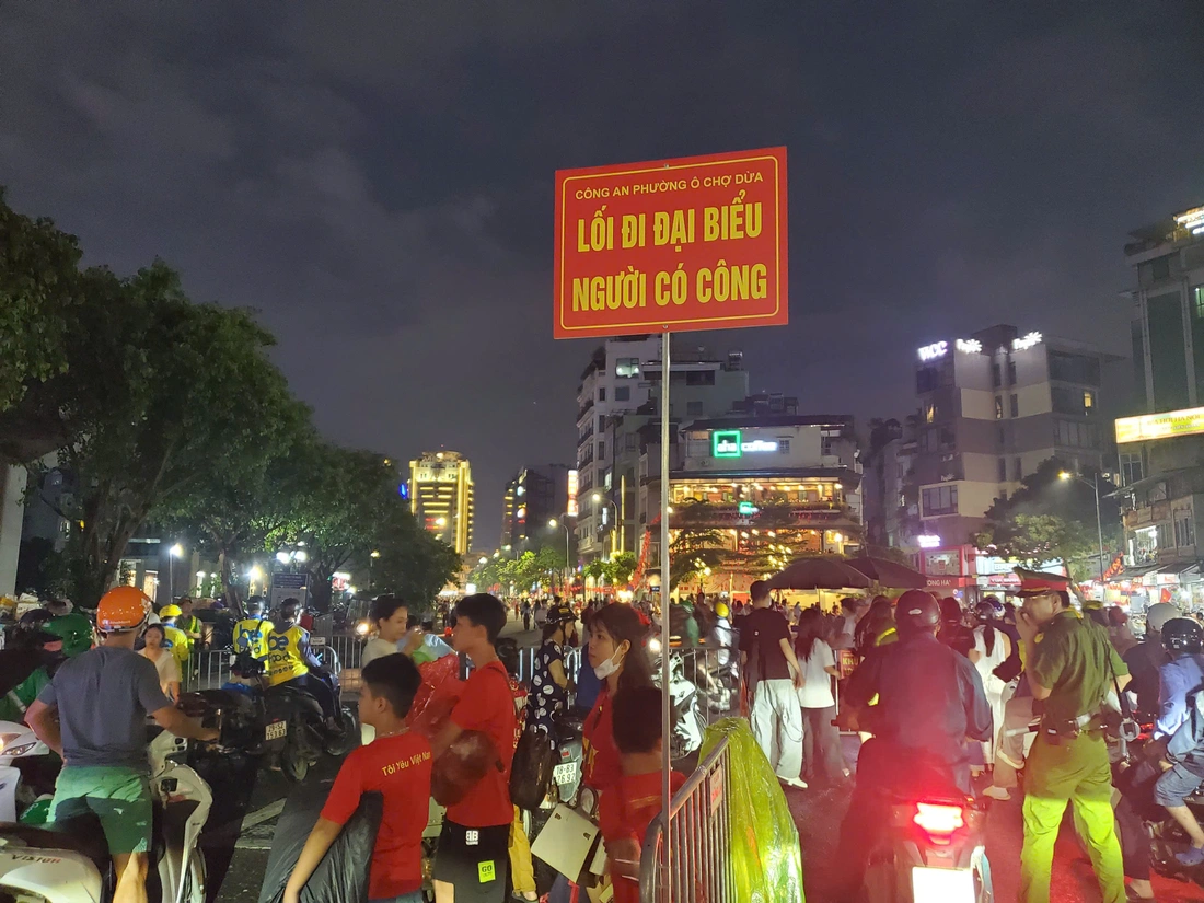 Nhiều tuyến đường trung tâm Hà Nội đã kín chỗ chờ xem diễu binh, diễu hành - Ảnh 6. Quốc khánh - Ảnh 8.