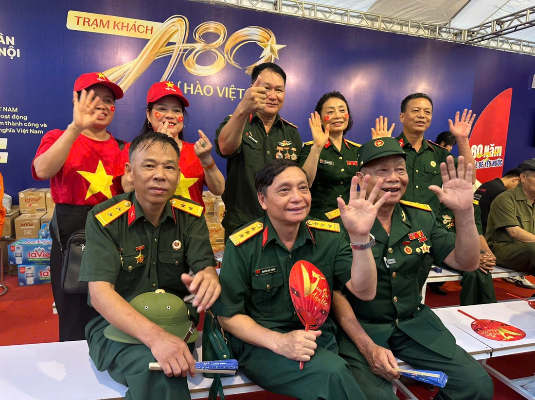 Nhiều tuyến đường trung tâm Hà Nội đã kín chỗ chờ xem diễu binh, diễu hành - Ảnh 2. Quốc khánh - Ảnh 2.
