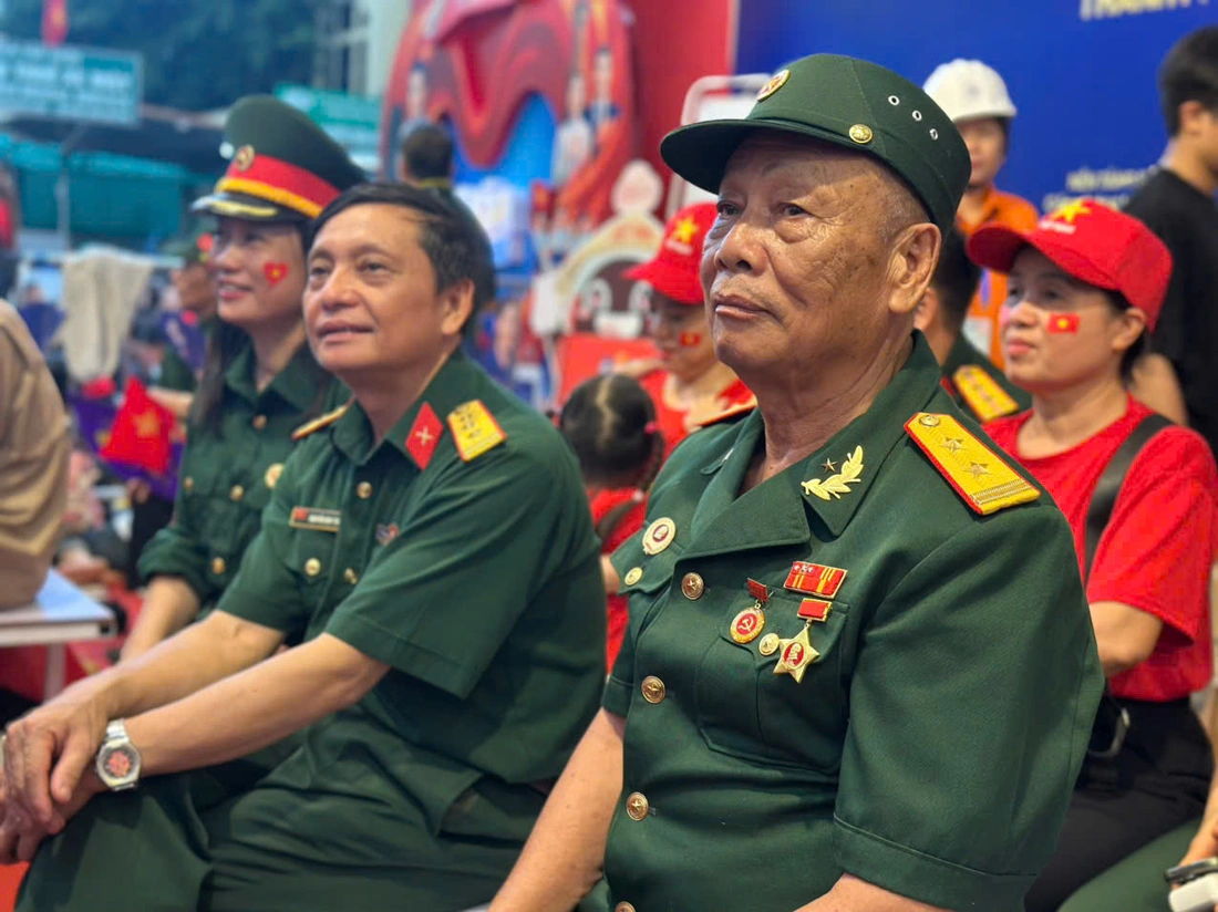 Nhiều tuyến đường trung tâm Hà Nội đã kín chỗ chờ xem diễu binh, diễu hành - Ảnh 3. Quốc khánh - Ảnh 3.