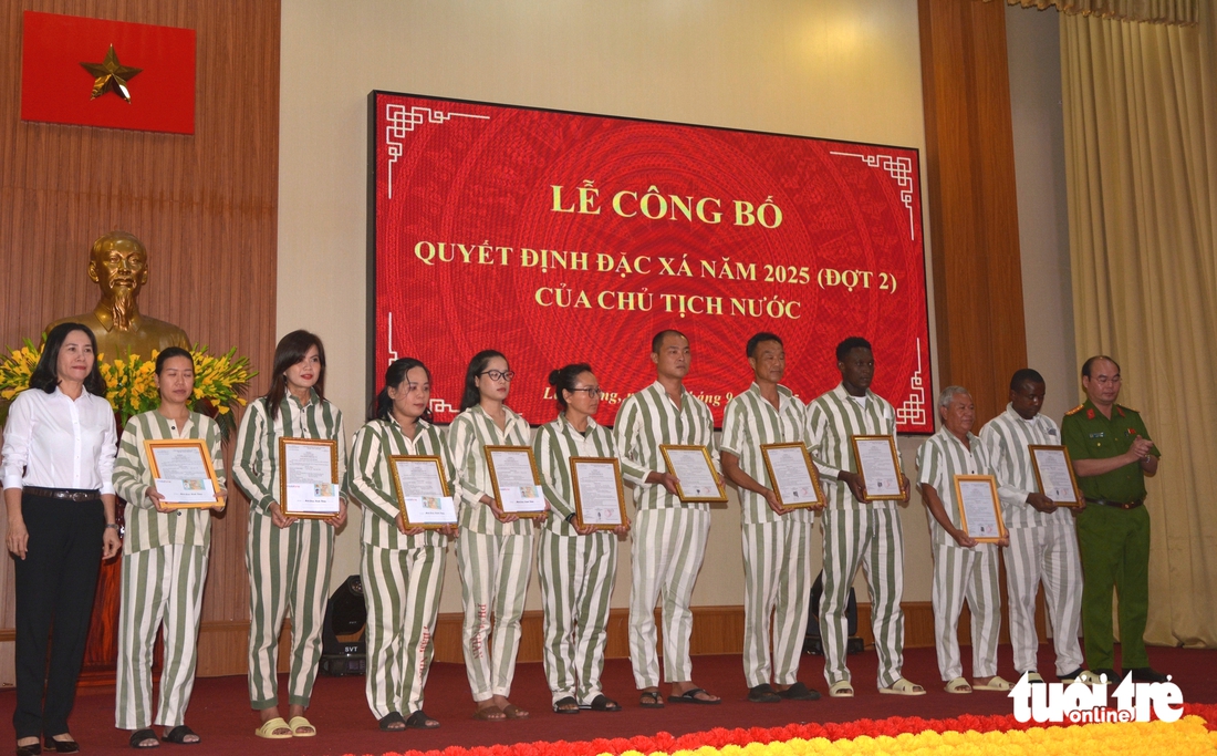 Vỡ òa cảm xúc chào đón người thân được đặc xá về với gia đình- Ảnh 1. Vỡ òa cảm xúc chào đón người thân được đặc xá về với gia đình - Ảnh 1.
