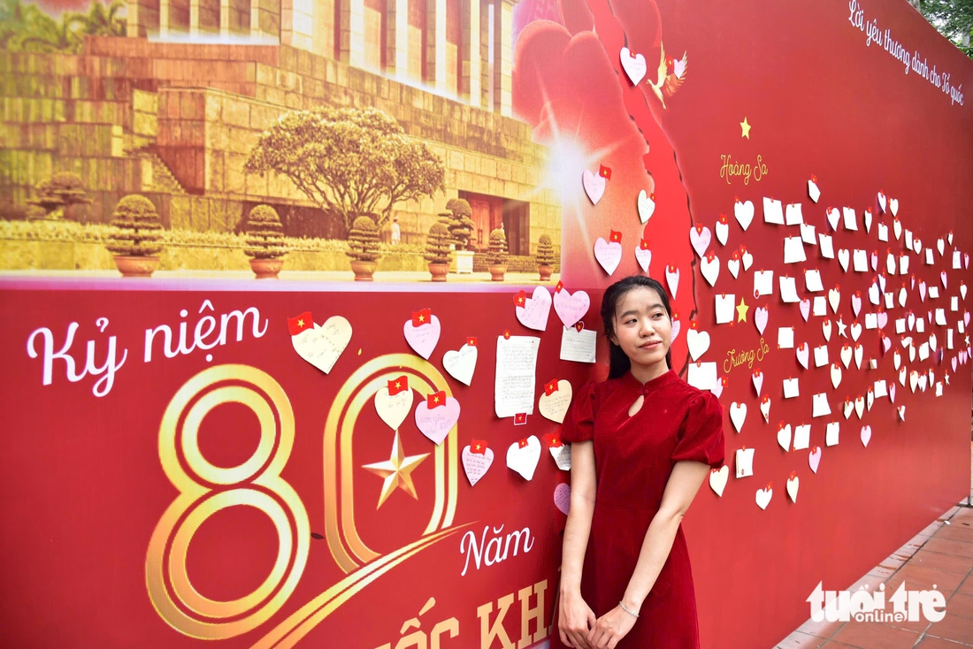 Cận kề ngày A80, người dân TP.HCM hòa mình trong không khí 'Tết độc lập' - Ảnh 8. Tết độc lập - Ảnh 9.